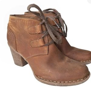 Unstructured by Clarks heeled tan leather ankle boot/bootie, lace up, size 7